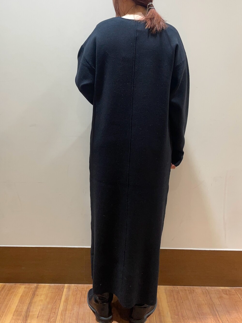 ブラック系のワンピース、グリーン系のTシャツ/カットソーを着用したレディースの冬コーディネートの3枚目の写真