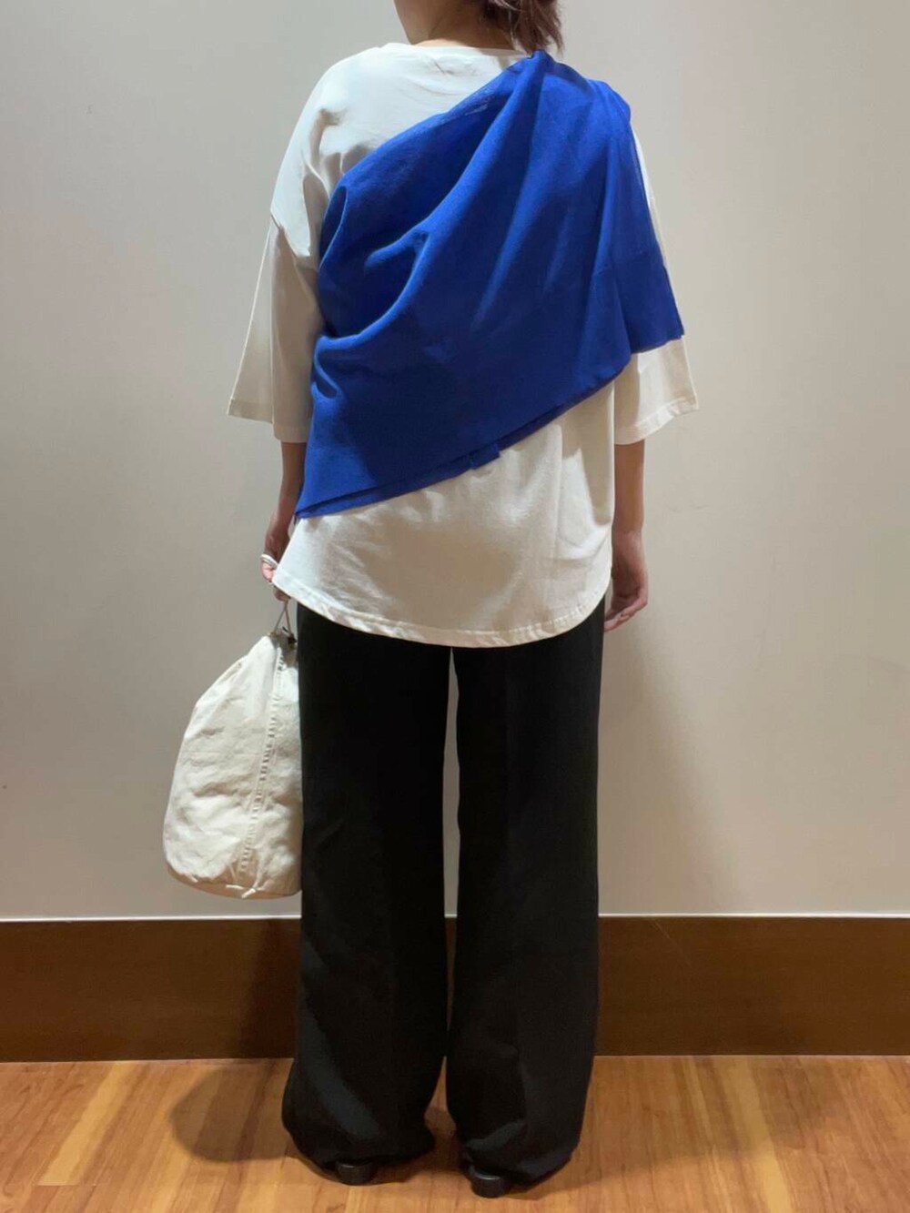 ブラック系のその他パンツ、ホワイト系のTシャツ/カットソー、ブルー系のカーディガン/ボレロを着用したレディースの夏コーディネートの3枚目の写真