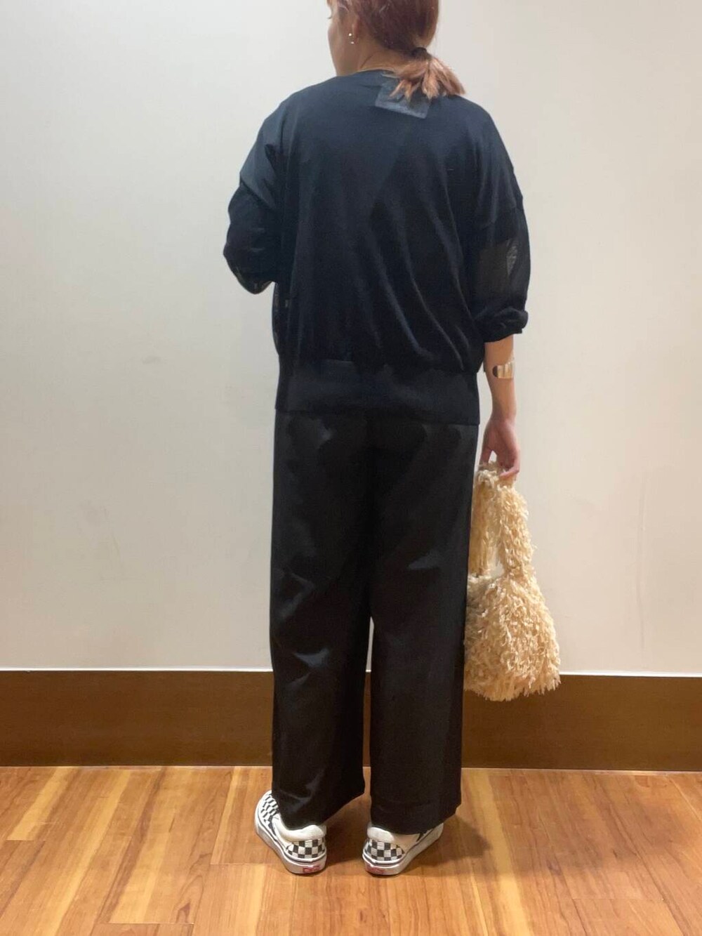 ベージュ系のショルダーバッグ、ブラック系のニット/セーターを着用したレディースの秋コーディネートの3枚目の写真