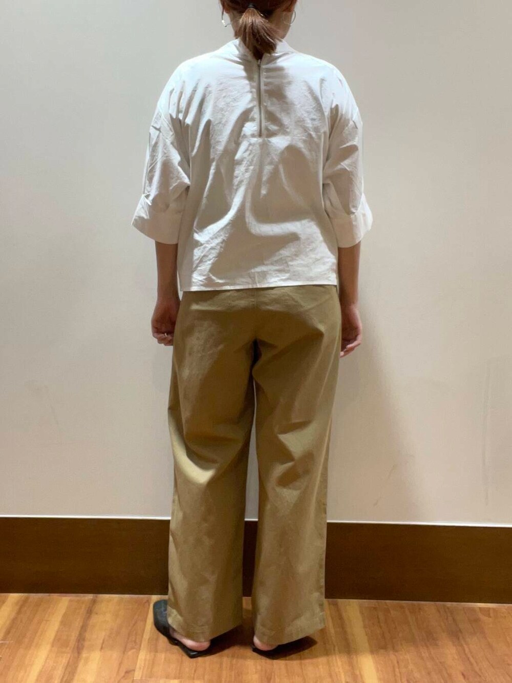 ホワイト系のシャツ/ブラウス、イエロー系のチノパンツを着用したレディースの夏コーディネートの3枚目の写真