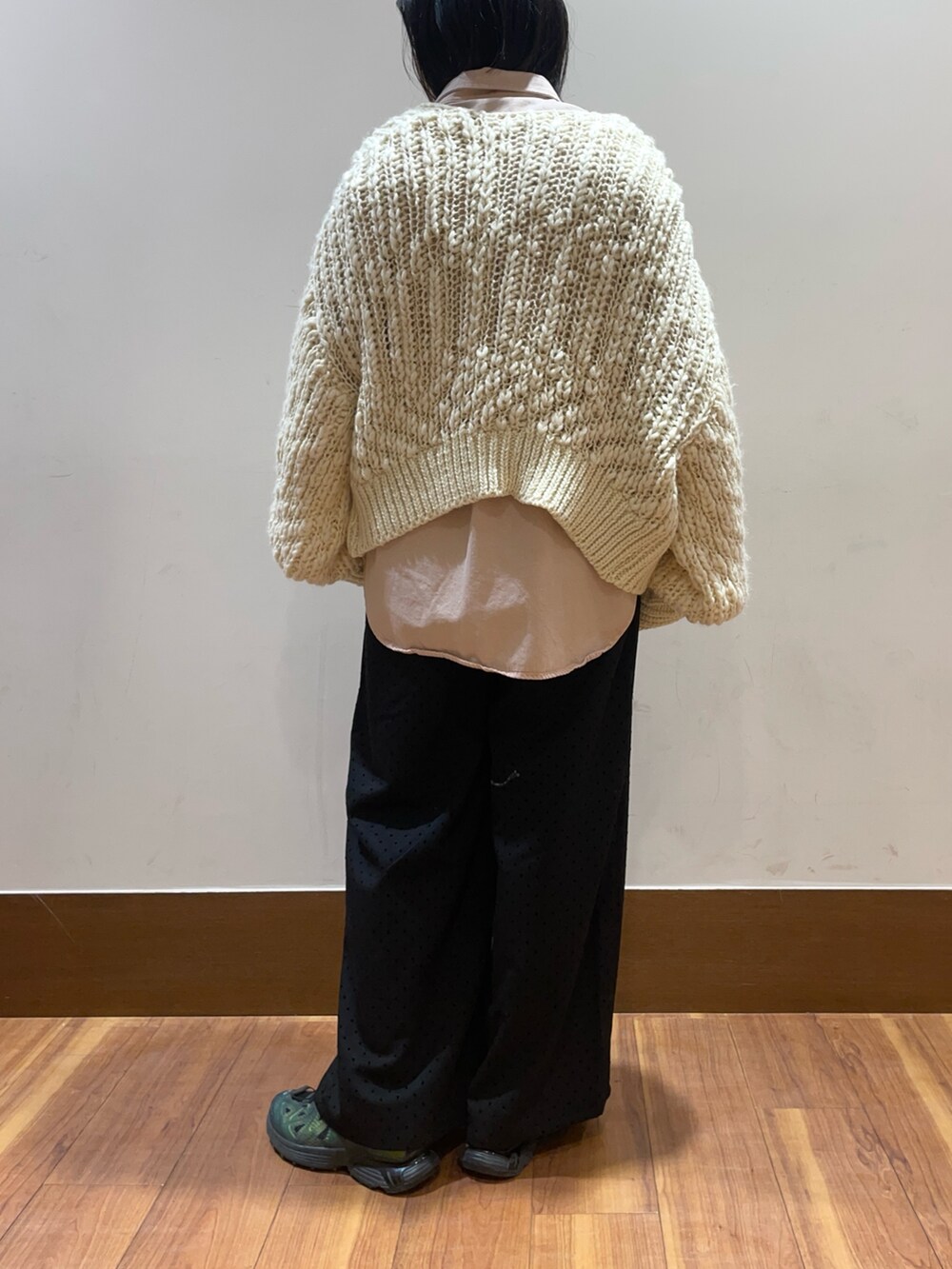 ホワイト系のカーディガン/ボレロ、その他のその他パンツ、ピンク系のシャツ/ブラウスを着用したレディースの冬コーディネートの2枚目の写真