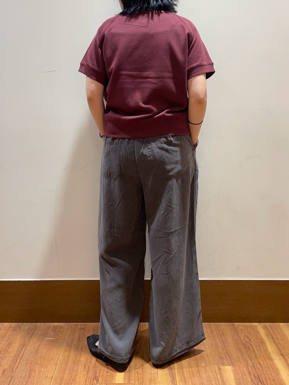 レッド系のスウェット、グレー系のその他パンツを着用したレディースの秋コーディネートの3枚目の写真