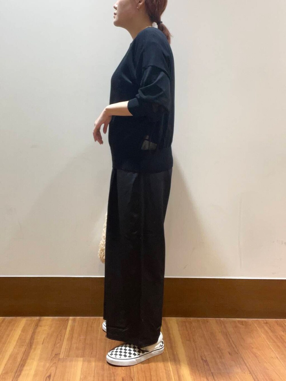 ベージュ系のショルダーバッグ、ブラック系のニット/セーターを着用したレディースの秋コーディネートの2枚目の写真