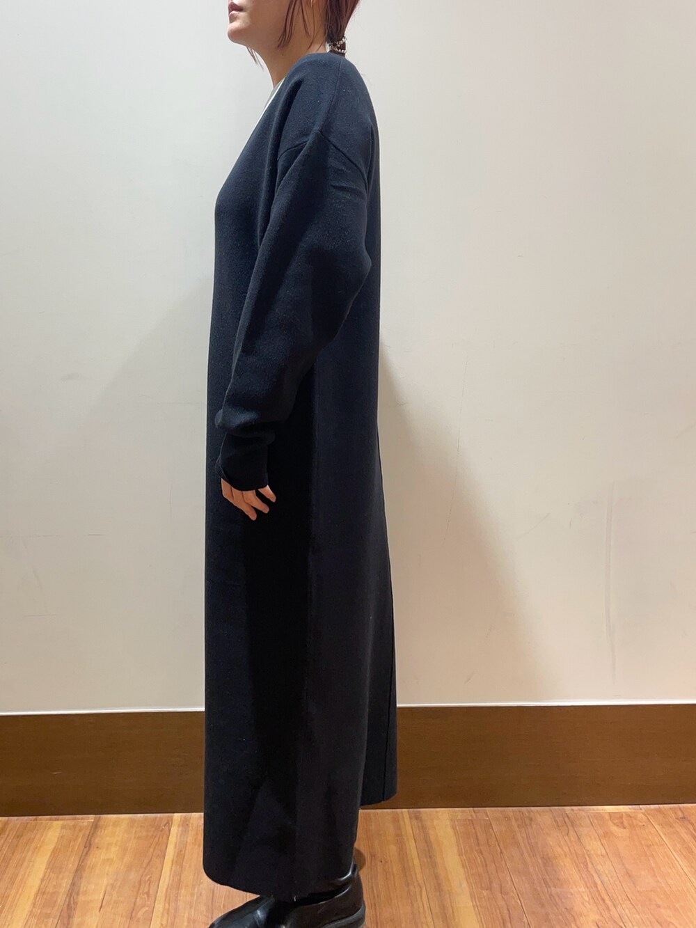 ブラック系のワンピース、グリーン系のTシャツ/カットソーを着用したレディースの冬コーディネートの2枚目の写真