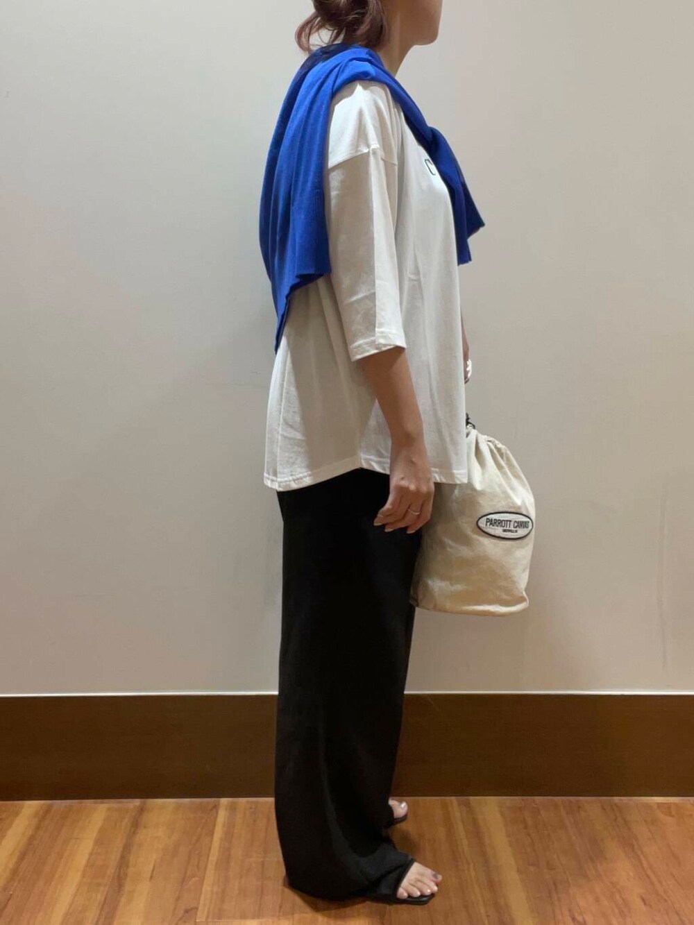 ブラック系のその他パンツ、ホワイト系のTシャツ/カットソー、ブルー系のカーディガン/ボレロを着用したレディースの夏コーディネートの2枚目の写真