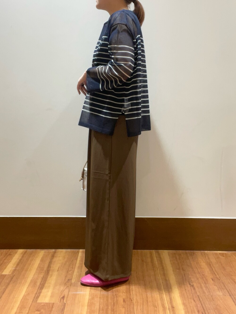 ブラック系のタンクトップ、ブラウン系のその他パンツを着用したレディースの秋コーディネートの2枚目の写真