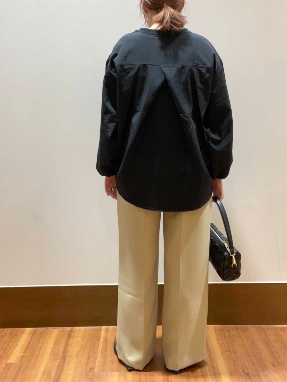 ベージュ系のその他パンツ、ブラック系のショルダーバッグ、ブラック系のTシャツ/カットソーを着用したレディースの夏コーディネートの3枚目の写真