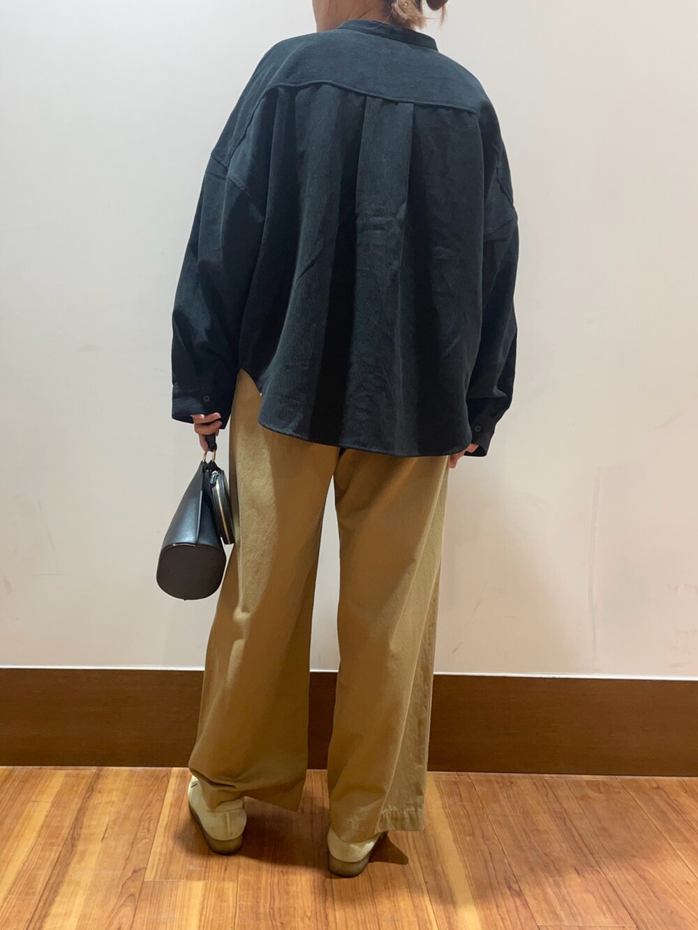 ブラック系のTシャツ/カットソー、イエロー系のチノパンツを着用したレディースの秋コーディネートの3枚目の写真