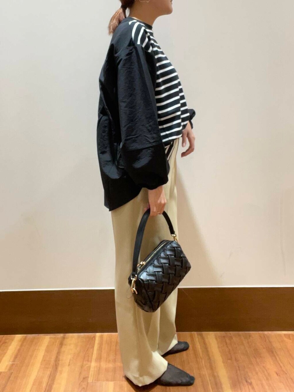 ベージュ系のその他パンツ、ブラック系のショルダーバッグ、ブラック系のTシャツ/カットソーを着用したレディースの夏コーディネートの2枚目の写真