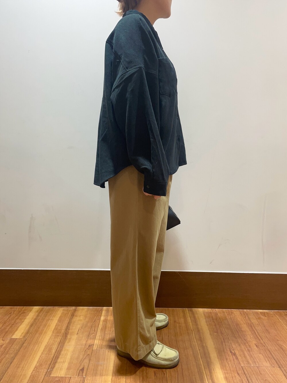 ブラック系のTシャツ/カットソー、イエロー系のチノパンツを着用したレディースの秋コーディネートの2枚目の写真