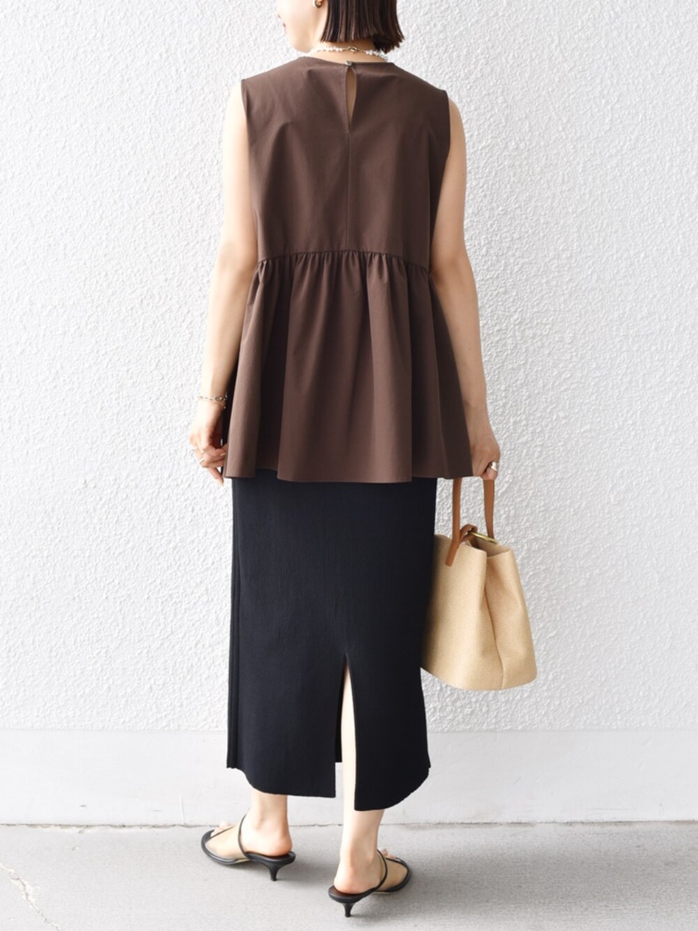 「SHIPS、SHIPS for women、シップス、シップス フォー ウィメン(SHIPS for women)、骨格ウェーブ、ブルベ冬、ブラウス、ブラウス×スカート、ノースリーブ、ノースリーブブラウス、リブスカート、スカート、接触冷感、撥水、撥水加工」｜「SHIPSの〈手洗い可能〉前後 2WAY リブ ニット スカート（スカート、ブラック系）」を使った、FUJITAさん（骨格ウェーブ・レディース・159cm）の春コーディネートの3枚目の写真