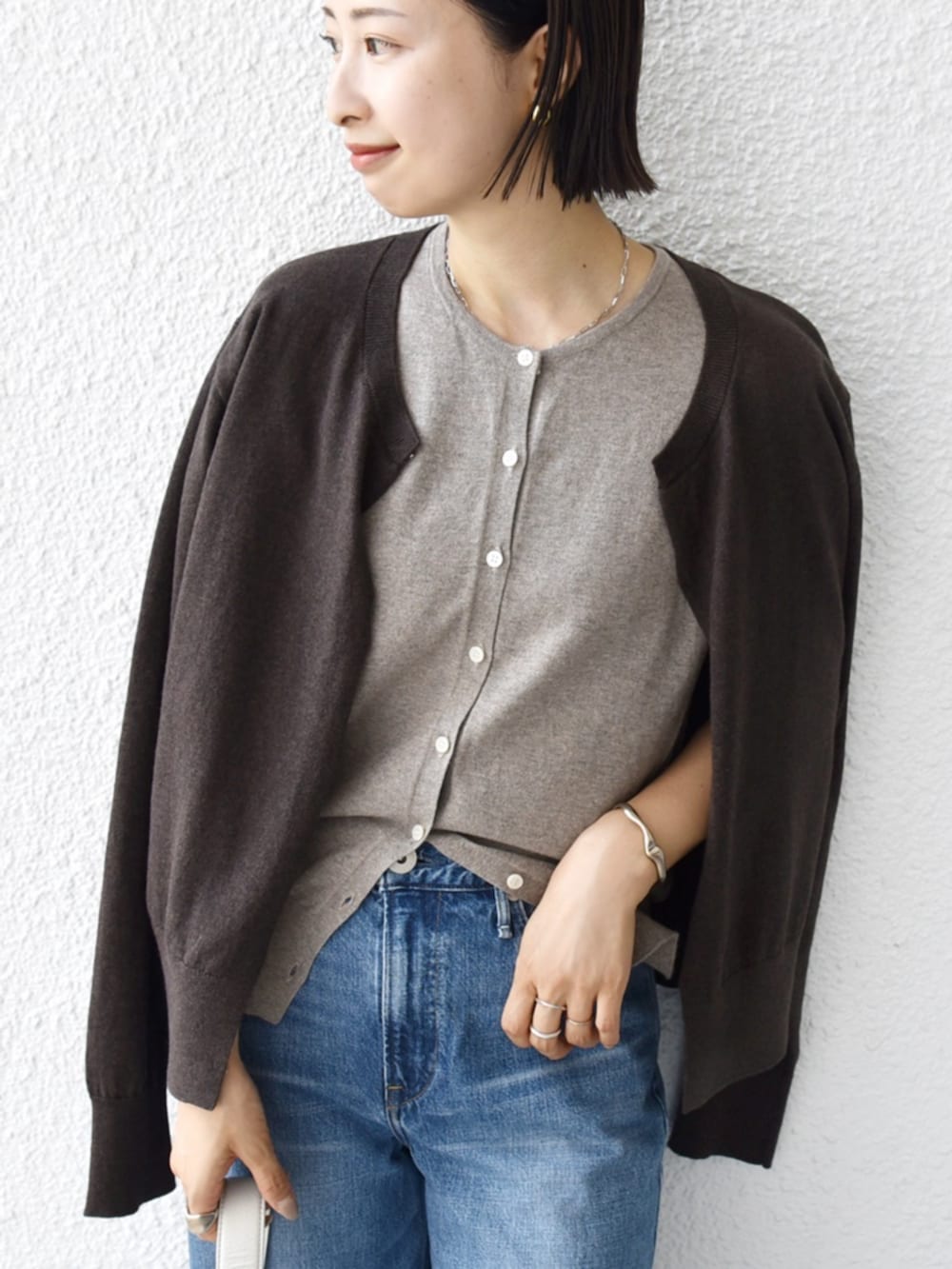 「SHIPS、SHIPS for women、シップス、シップス フォー ウィメン(SHIPS for women)、骨格ウェーブ、ブルベ冬、カーディガン、カーディガンコーデ、レイヤードスタイル、レイヤード、２ＷＡＹ、デニム、アッパーハイツ、upper hights」｜「upperhightsのupper hights:THE NIECE MIDRISE（デニムパンツ、ブルー系）」を使った、FUJITAさん（骨格ウェーブ・レディース・159cm）の秋コーディネートの2枚目の写真