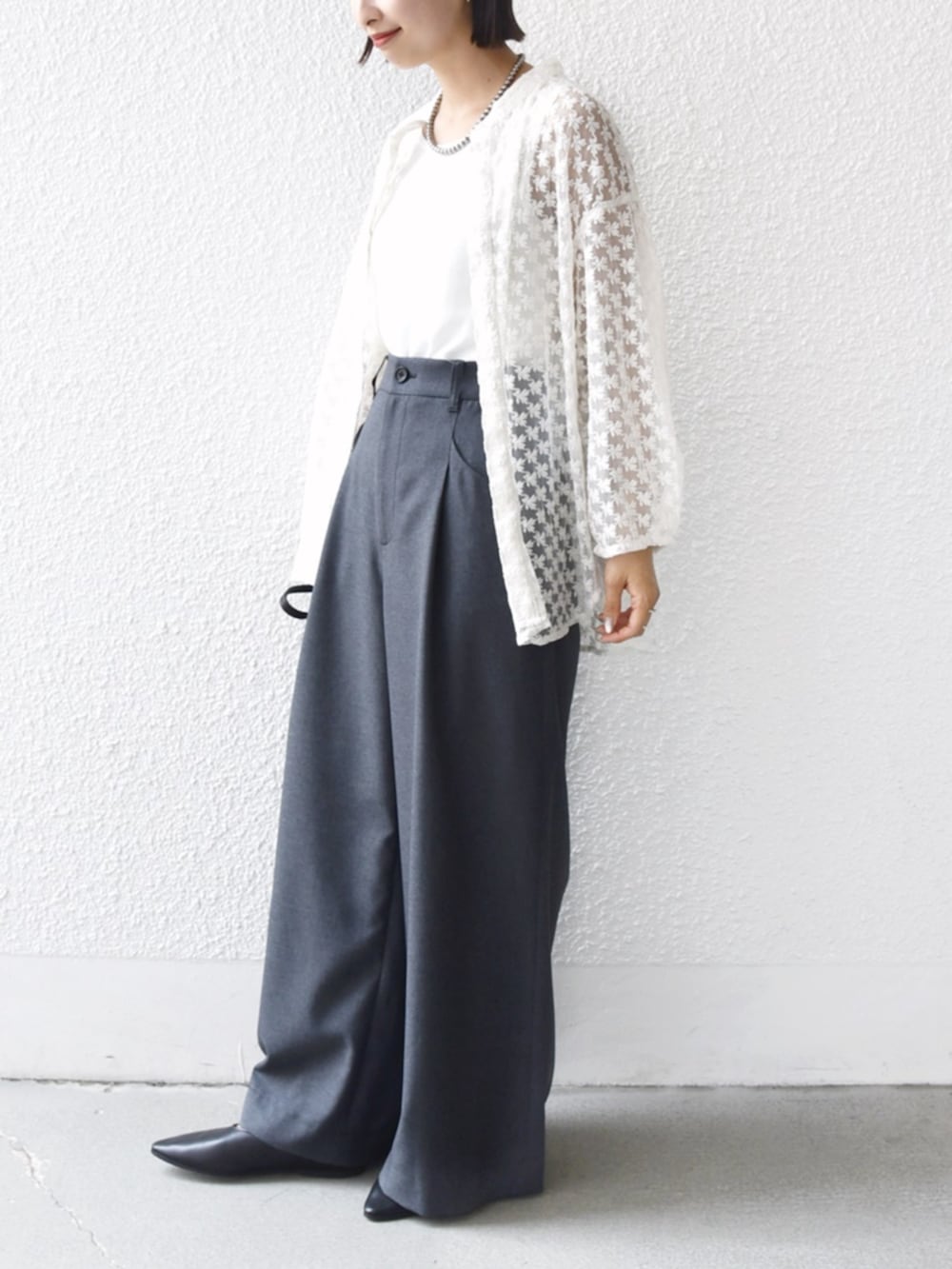 「SHIPS、SHIPS for women、シップス、シップス フォー ウィメン(SHIPS for women)、骨格ウェーブ、ブルベ冬、シャツスタイル、シャツ、チュール、刺繍、刺繍シャツ、刺繍ブラウス、デザインパンツ、タックパンツ」｜「SHIPSの〈手洗い可能〉フラワー チュール 刺繍 シャツ（シャツ/ブラウス、ホワイト系）」を使った、FUJITAさん（骨格ウェーブ・レディース・159cm）の夏コーディネートの2枚目の写真