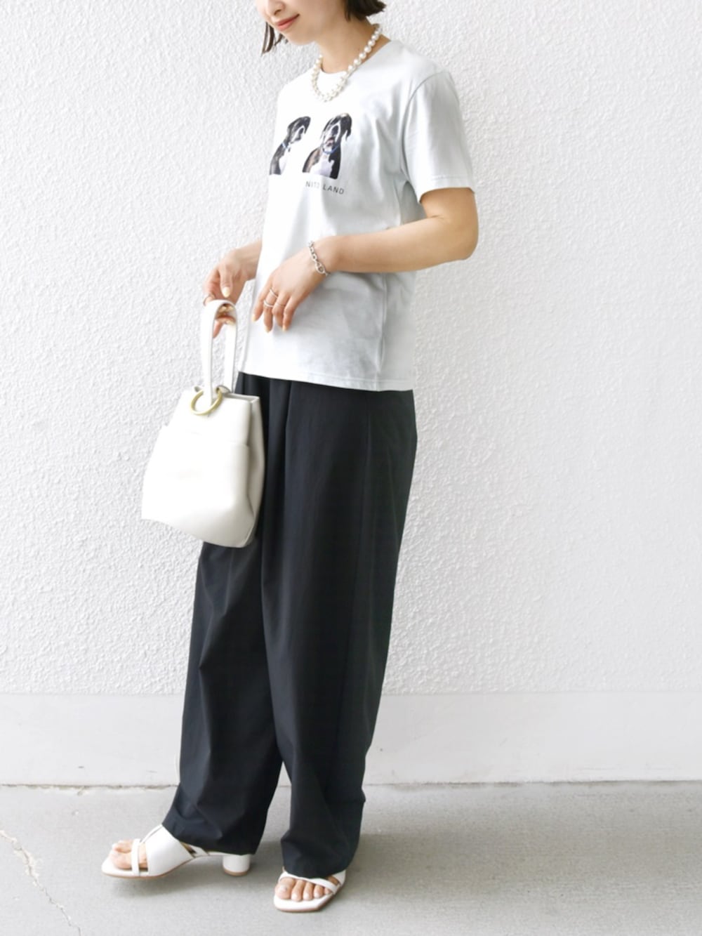 「SHIPS、SHIPS for women、シップス、シップス フォー ウィメン(SHIPS for women)、骨格ウェーブ、ブルベ冬、Tシャツ、プリントT、フォトT、ACASAM、Wai+、スラックス、タックパンツ」｜「SHIPSのWai＋:〈手洗い可能〉2タック スラックス（スラックス、ブラック系）」を使った、FUJITAさん（骨格ウェーブ・レディース・159cm）の夏コーディネートの2枚目の写真