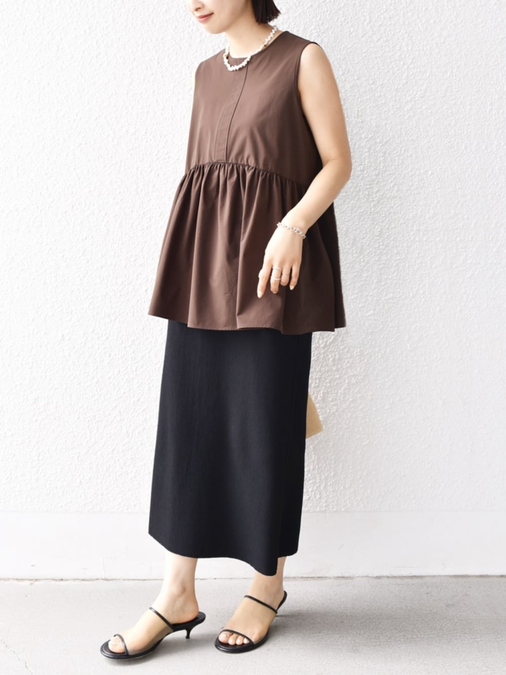 「SHIPS、SHIPS for women、シップス、シップス フォー ウィメン(SHIPS for women)、骨格ウェーブ、ブルベ冬、ブラウス、ブラウス×スカート、ノースリーブ、ノースリーブブラウス、リブスカート、スカート、接触冷感、撥水、撥水加工」｜「SHIPSの〈手洗い可能〉前後 2WAY リブ ニット スカート（スカート、ブラック系）」を使った、FUJITAさん（骨格ウェーブ・レディース・159cm）の春コーディネートの2枚目の写真