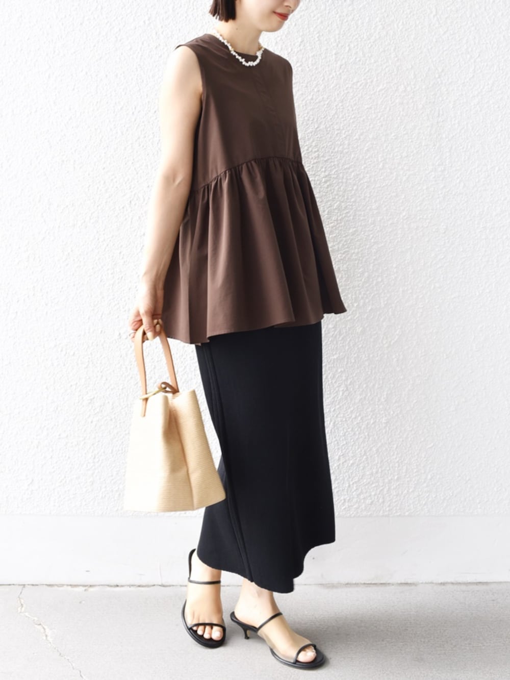 「SHIPS、SHIPS for women、シップス、シップス フォー ウィメン(SHIPS for women)、骨格ウェーブ、ブルベ冬、ブラウス、ブラウス×スカート、ノースリーブ、ノースリーブブラウス、リブスカート、スカート、接触冷感、撥水、撥水加工」｜「SHIPSの〈手洗い可能〉前後 2WAY リブ ニット スカート（スカート、ブラック系）」を使った、FUJITAさん（骨格ウェーブ・レディース・159cm）の春コーディネートの4枚目の写真