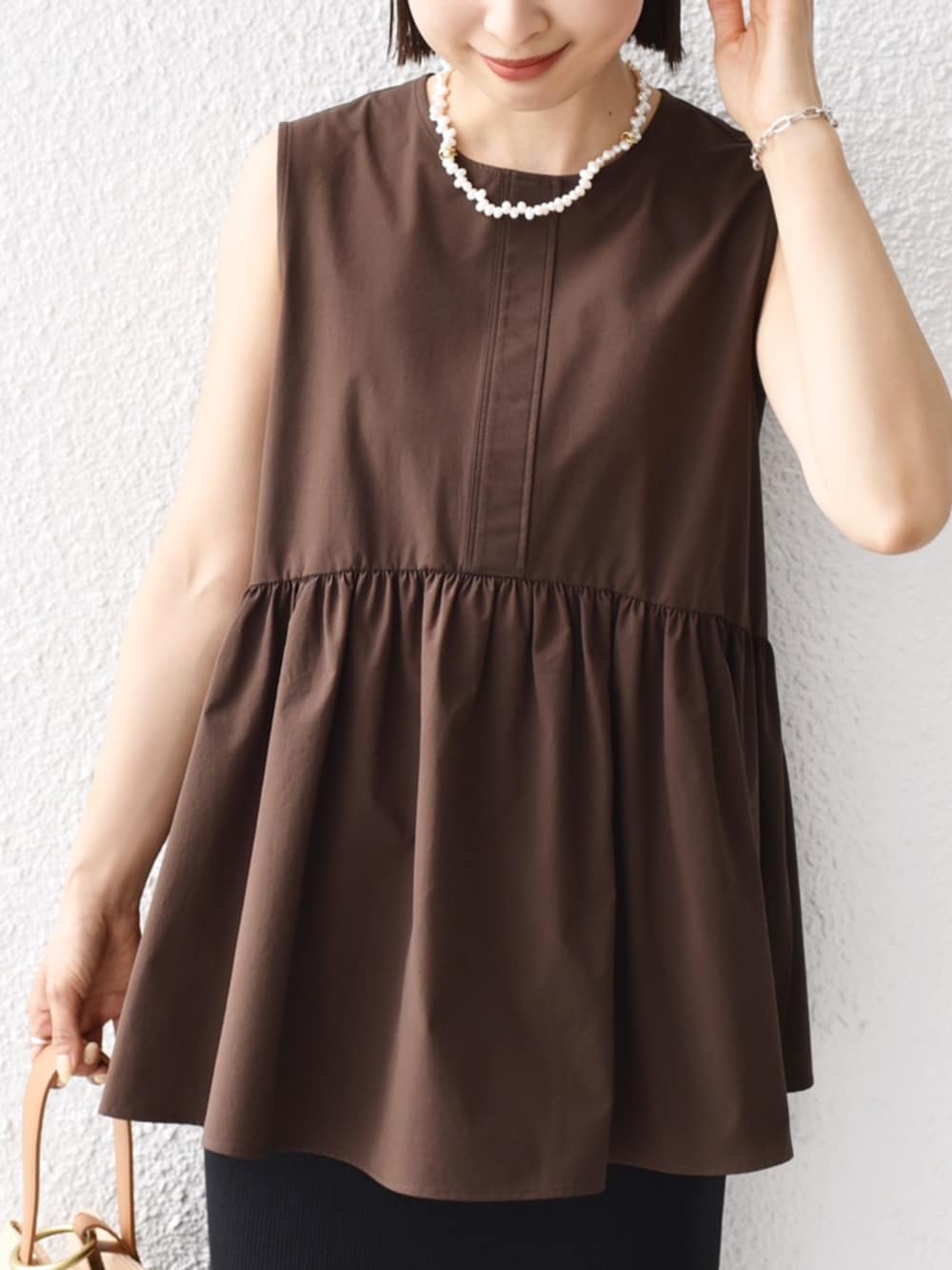 「SHIPS、SHIPS for women、シップス、シップス フォー ウィメン(SHIPS for women)、骨格ウェーブ、ブルベ冬、ブラウス、ブラウス×スカート、ノースリーブ、ノースリーブブラウス、リブスカート、スカート、接触冷感、撥水、撥水加工」｜「SHIPSの〈手洗い可能〉前後 2WAY リブ ニット スカート（スカート、ブラック系）」を使った、FUJITAさん（骨格ウェーブ・レディース・159cm）の春コーディネートの5枚目の写真