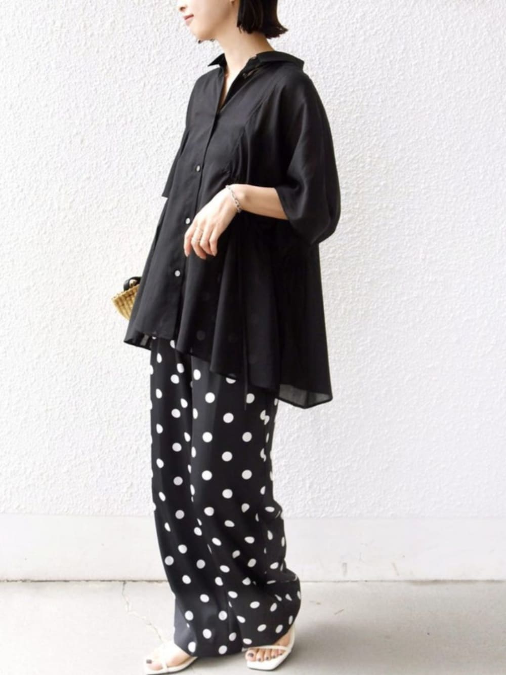 ブラック系のその他パンツ、ブラック系のシャツ/ブラウスを着用したレディースの春コーディネートの2枚目の写真