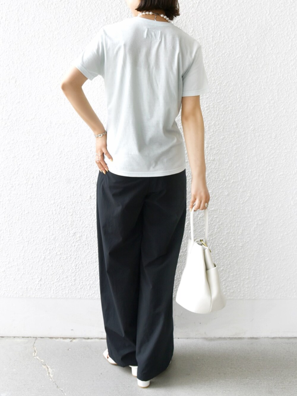 「SHIPS、SHIPS for women、シップス、シップス フォー ウィメン(SHIPS for women)、骨格ウェーブ、ブルベ冬、Tシャツ、プリントT、フォトT、ACASAM、Wai+、スラックス、タックパンツ」｜「SHIPSのWai＋:〈手洗い可能〉2タック スラックス（スラックス、ブラック系）」を使った、FUJITAさん（骨格ウェーブ・レディース・159cm）の夏コーディネートの3枚目の写真