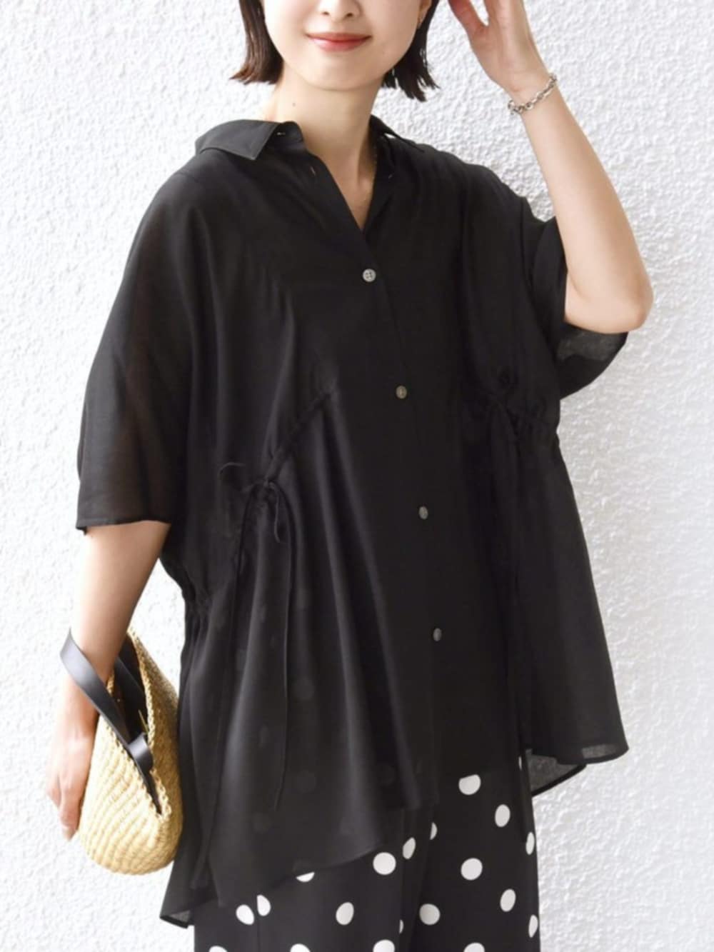 ブラック系のその他パンツ、ブラック系のシャツ/ブラウスを着用したレディースの春コーディネートの5枚目の写真