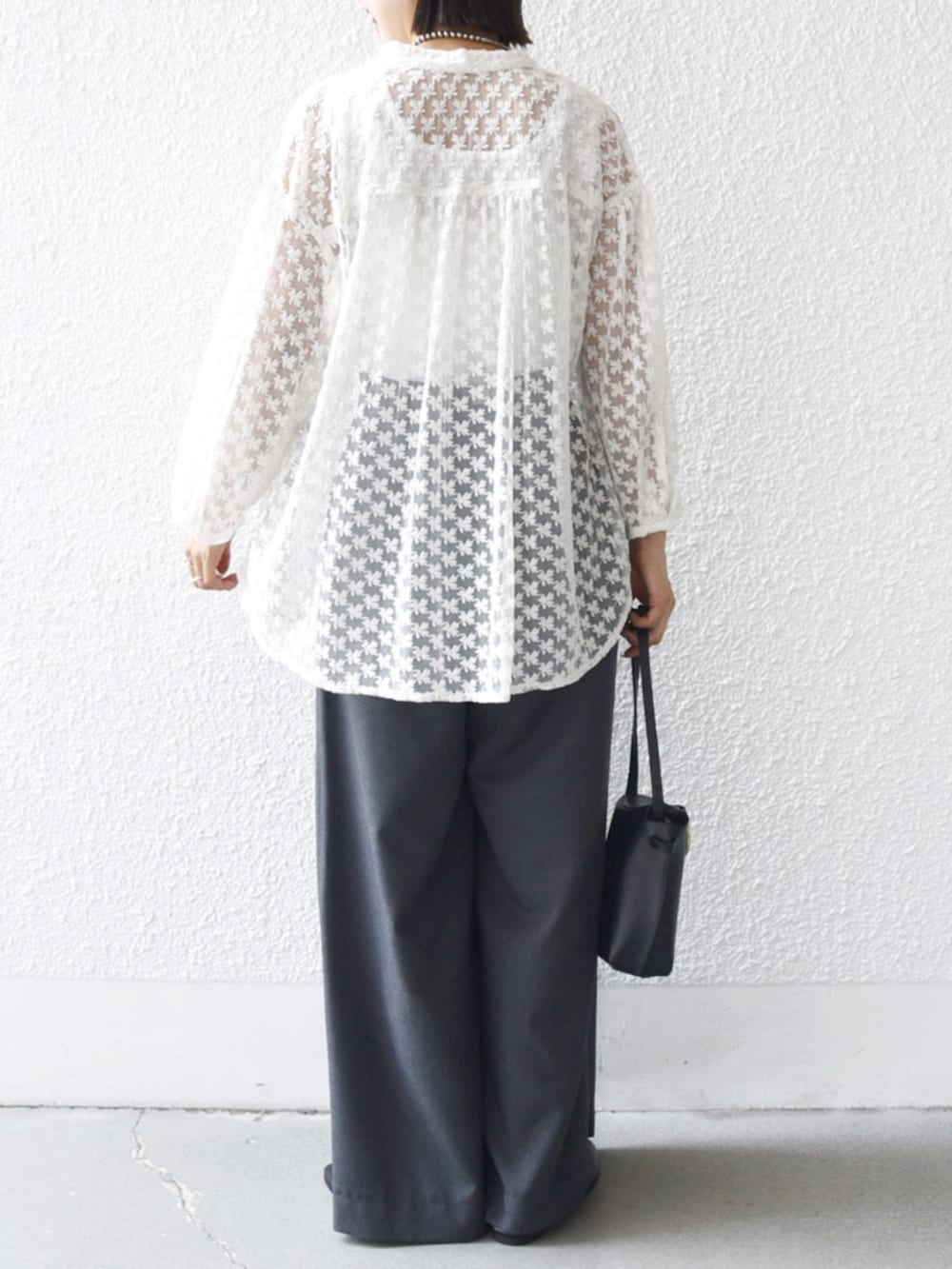 「SHIPS、SHIPS for women、シップス、シップス フォー ウィメン(SHIPS for women)、骨格ウェーブ、ブルベ冬、シャツスタイル、シャツ、チュール、刺繍、刺繍シャツ、刺繍ブラウス、デザインパンツ、タックパンツ」｜「SHIPSの〈手洗い可能〉フラワー チュール 刺繍 シャツ（シャツ/ブラウス、ホワイト系）」を使った、FUJITAさん（骨格ウェーブ・レディース・159cm）の夏コーディネートの3枚目の写真