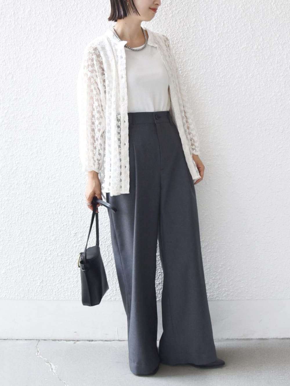 「SHIPS、SHIPS for women、シップス、シップス フォー ウィメン(SHIPS for women)、骨格ウェーブ、ブルベ冬、シャツスタイル、シャツ、チュール、刺繍、刺繍シャツ、刺繍ブラウス、デザインパンツ、タックパンツ」｜「SHIPSの〈手洗い可能〉フラワー チュール 刺繍 シャツ（シャツ/ブラウス、ホワイト系）」を使った、FUJITAさん（骨格ウェーブ・レディース・159cm）の夏コーディネートの4枚目の写真
