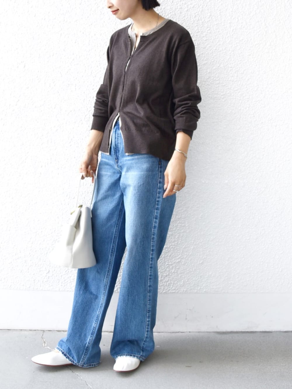 「SHIPS、SHIPS for women、シップス、シップス フォー ウィメン(SHIPS for women)、骨格ウェーブ、ブルベ冬、カーディガン、カーディガンコーデ、レイヤードスタイル、レイヤード、２ＷＡＹ、デニム、アッパーハイツ、upper hights」｜「upperhightsのupper hights:THE NIECE MIDRISE（デニムパンツ、ブルー系）」を使った、FUJITAさん（骨格ウェーブ・レディース・159cm）の秋コーディネートの4枚目の写真