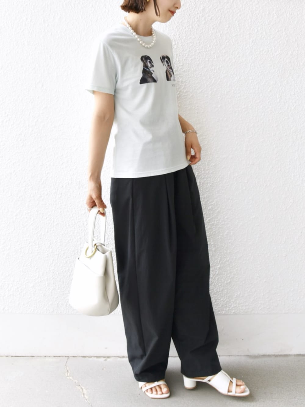 「SHIPS、SHIPS for women、シップス、シップス フォー ウィメン(SHIPS for women)、骨格ウェーブ、ブルベ冬、Tシャツ、プリントT、フォトT、ACASAM、Wai+、スラックス、タックパンツ」｜「SHIPSのWai＋:〈手洗い可能〉2タック スラックス（スラックス、ブラック系）」を使った、FUJITAさん（骨格ウェーブ・レディース・159cm）の夏コーディネートの4枚目の写真