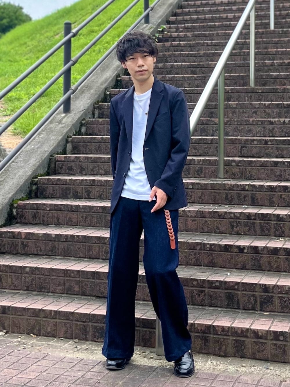 ブルー系のその他アウター、ホワイト系のTシャツ/カットソー、ブラック系のローファーを着用したメンズの秋コーディネートの3枚目の写真