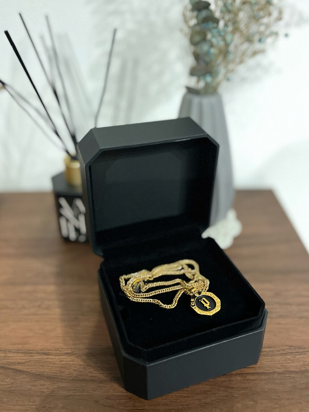 ブラック系のテーラードジャケット、ブラック系のニット/セーター、グリーン系のその他パンツを着用したメンズの春コーディネートの2枚目の写真