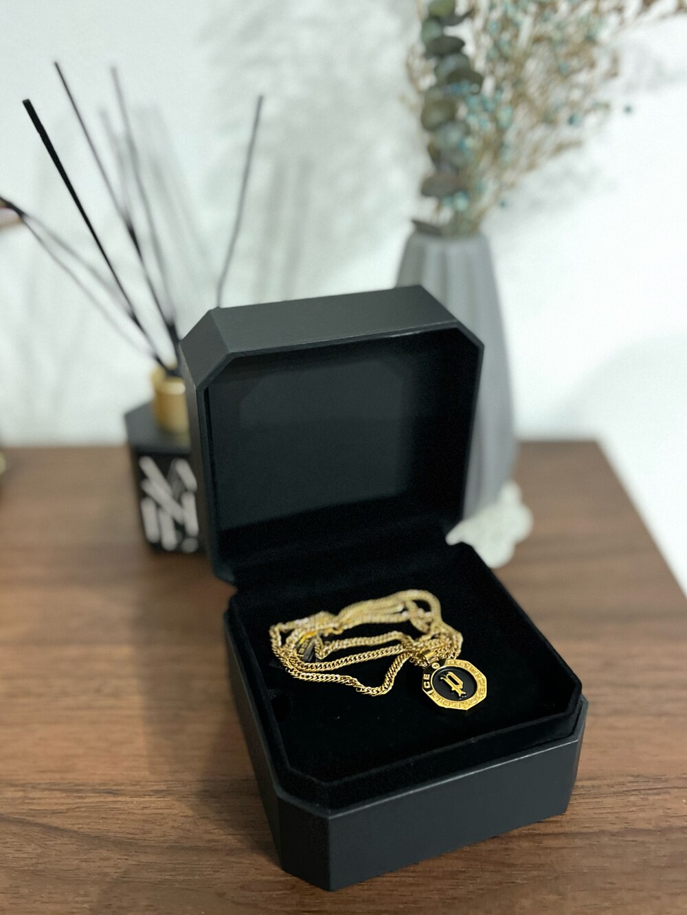 ホワイト系のTシャツ/カットソー、ブラック系のバックパック/リュック、グレー系のデニムパンツを着用したメンズの冬コーディネートの2枚目の写真