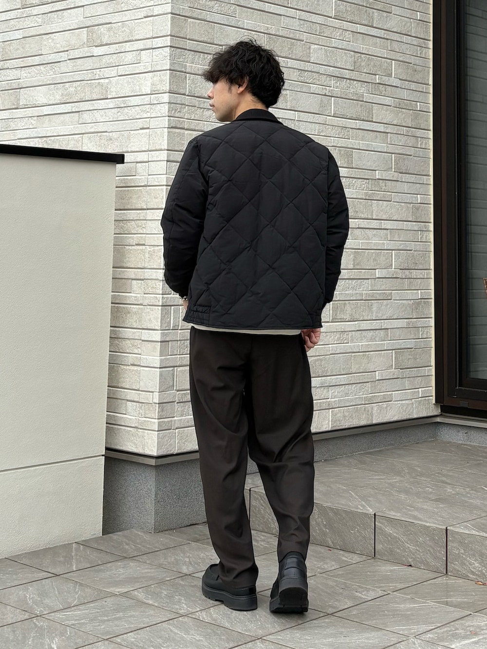 ブラック系のダウンジャケット/コートを着用したメンズの冬コーディネートの2枚目の写真