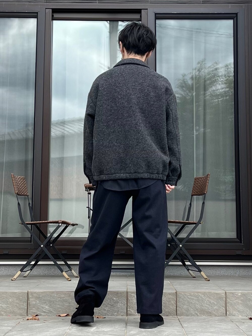 グレー系のブルゾン、ブルー系のシャツ/ブラウス、ブルー系のスラックスを着用したメンズの秋コーディネートの2枚目の写真