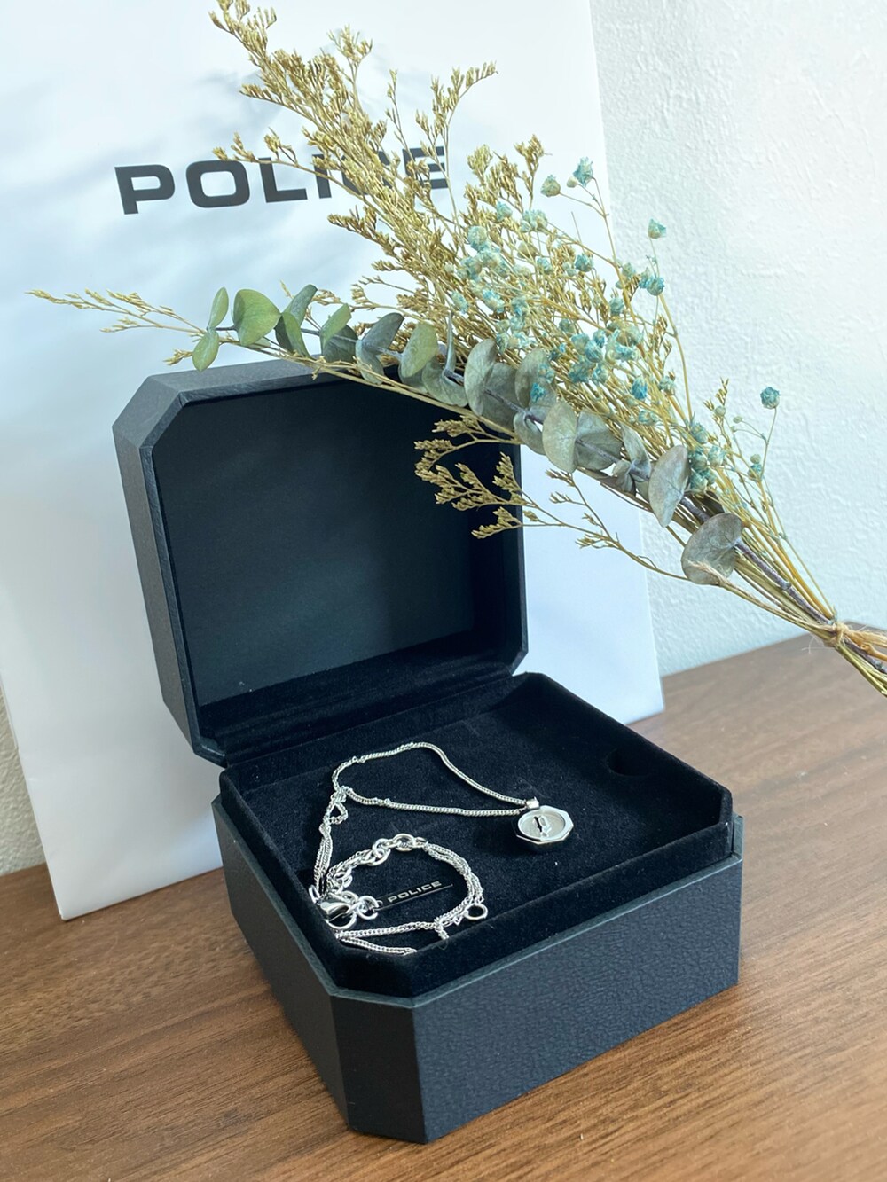 ベージュ系のセットアップ、グリーン系のTシャツ/カットソー、ブラウン系のその他パンツを着用したメンズの秋コーディネートの2枚目の写真