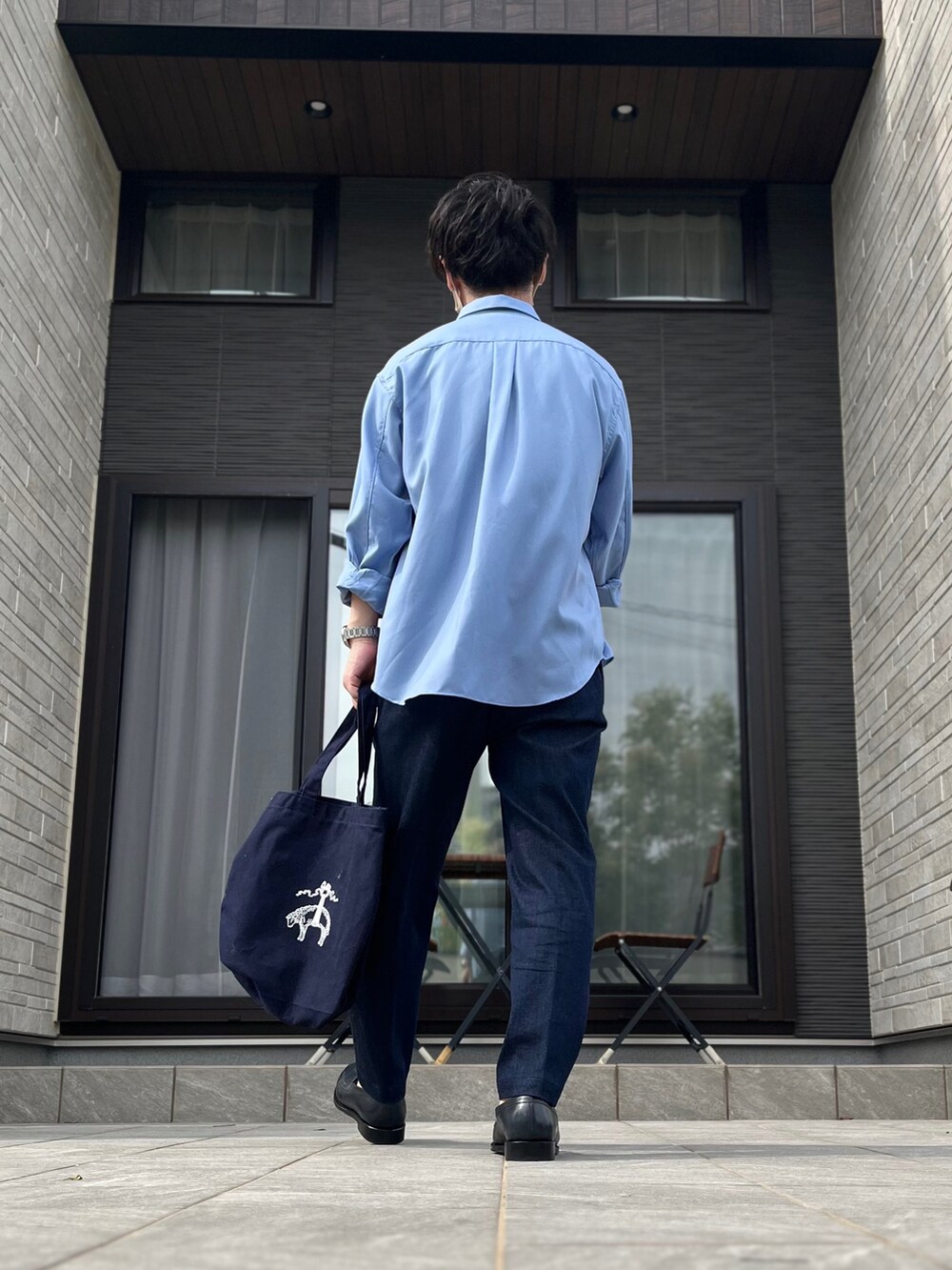 ブルー系のシャツ/ブラウス、ブルー系のデニムパンツ、ブルー系のローファーを着用したメンズの夏コーディネートの3枚目の写真