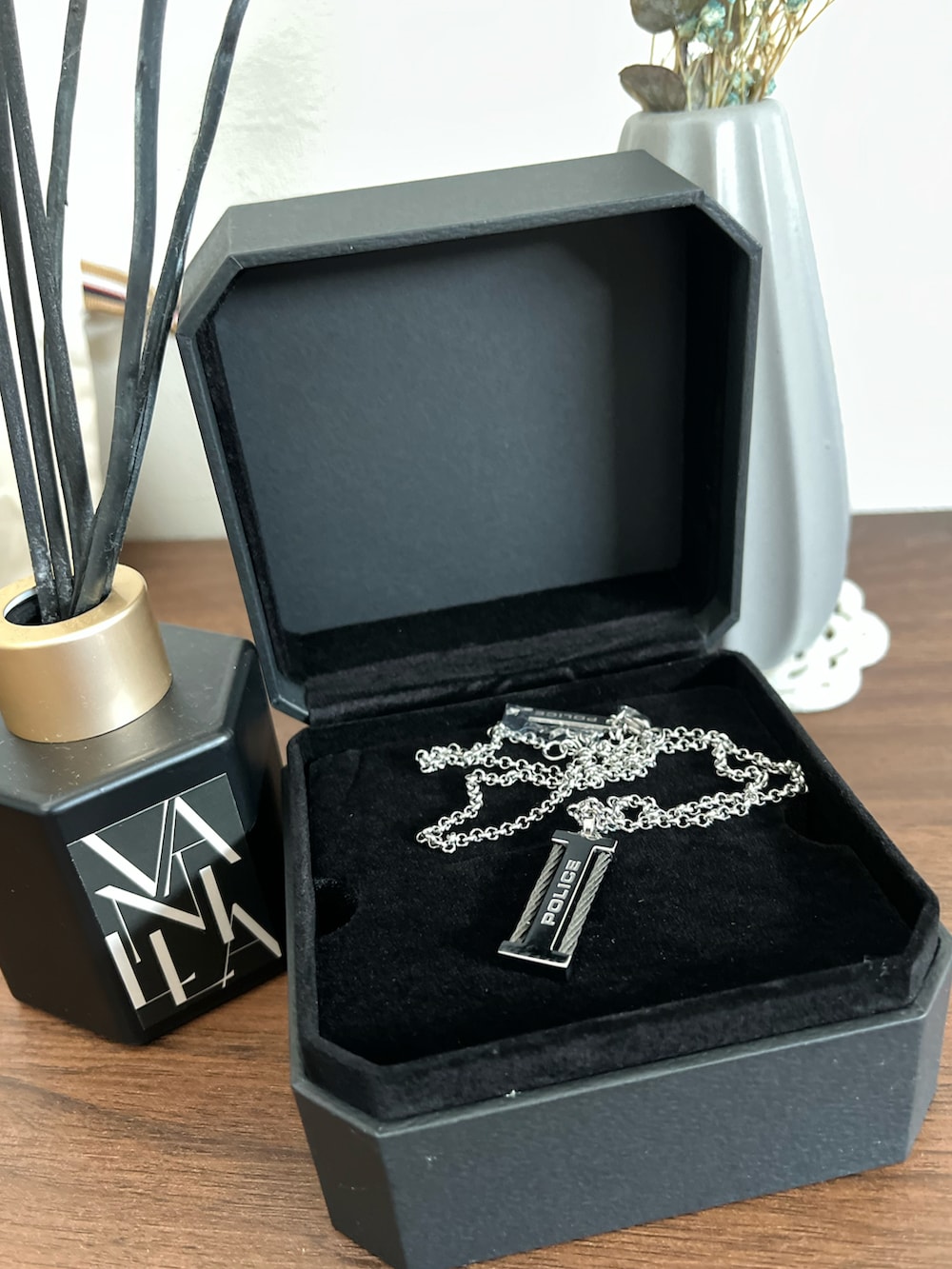 ブラック系のTシャツ/カットソー、ベージュ系のショルダーバッグ、グリーン系のカーゴパンツを着用したメンズの夏コーディネートの3枚目の写真