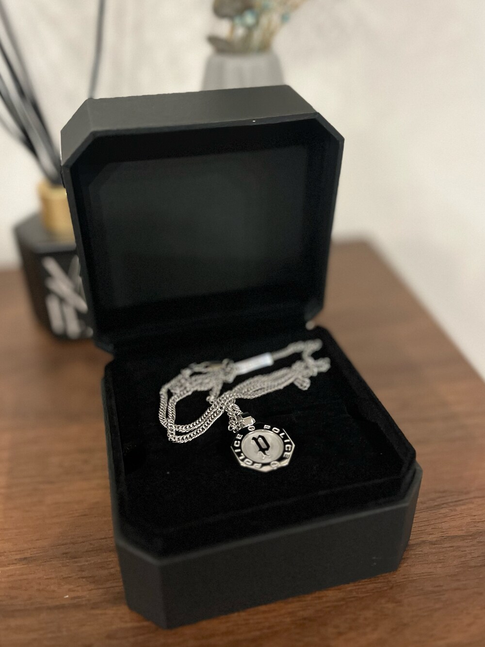 ブルー系のテーラードジャケット、ホワイト系のTシャツ/カットソー、ブルー系のデニムパンツを着用したメンズの春コーディネートの2枚目の写真