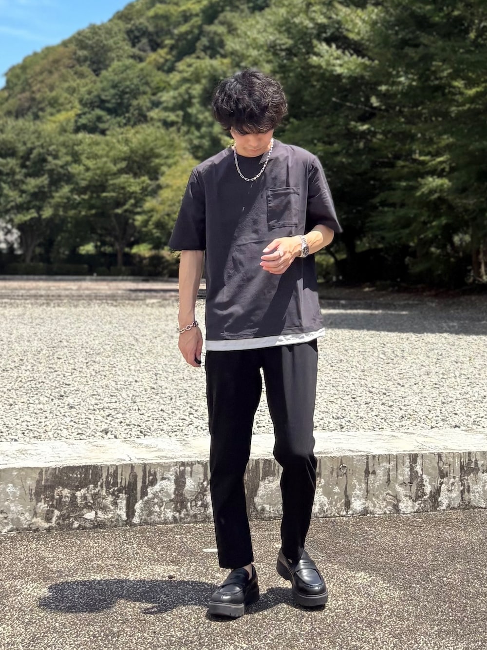 ブラック系のTシャツ/カットソー、ブラック系のその他パンツを着用したメンズの夏コーディネートの2枚目の写真