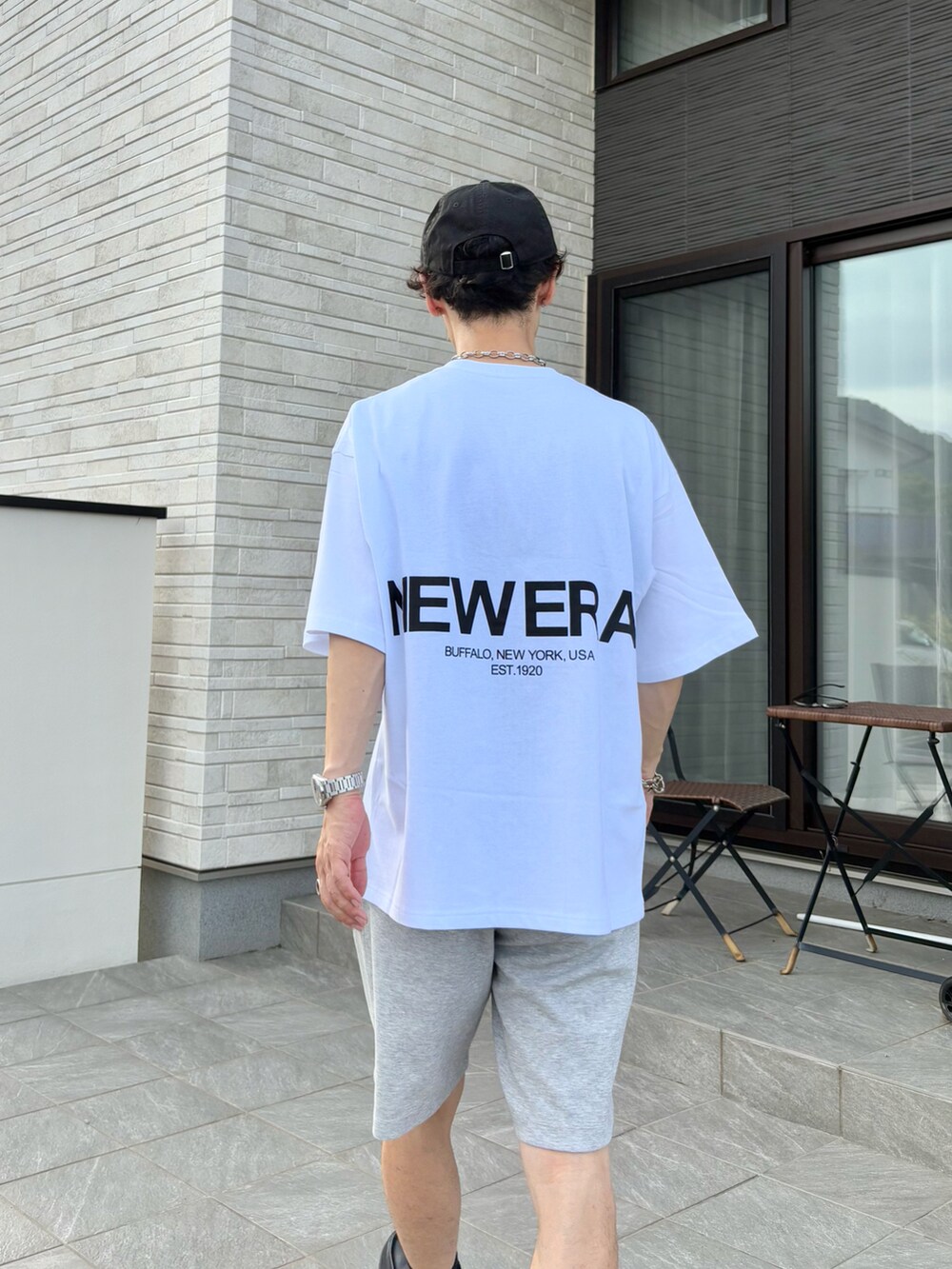 ホワイト系のTシャツ/カットソー、シルバー系のブレスレット、シルバー系のネックレスを着用したメンズの夏コーディネートの2枚目の写真