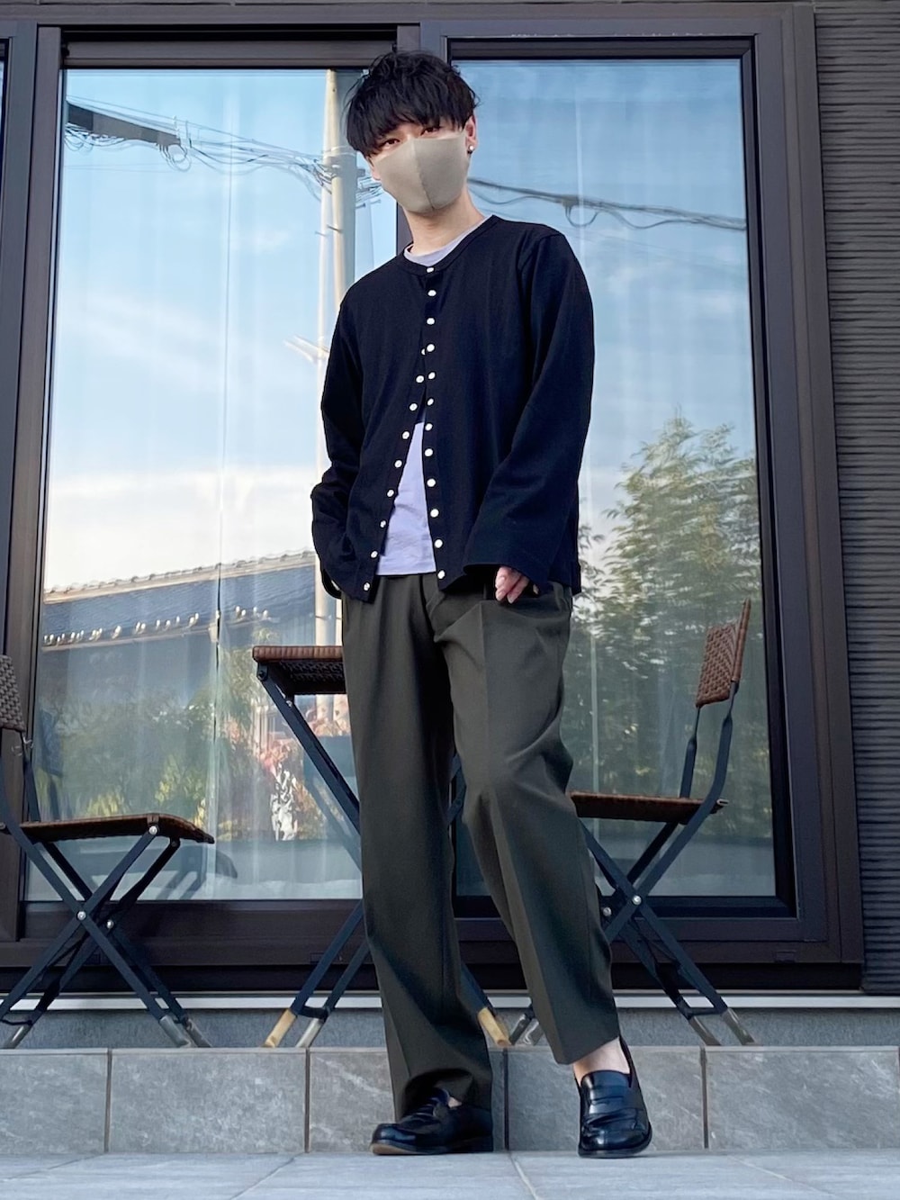 ブラック系のカーディガン/ボレロ、グレー系のTシャツ/カットソー、グリーン系のその他パンツを着用したメンズの春コーディネートの2枚目の写真