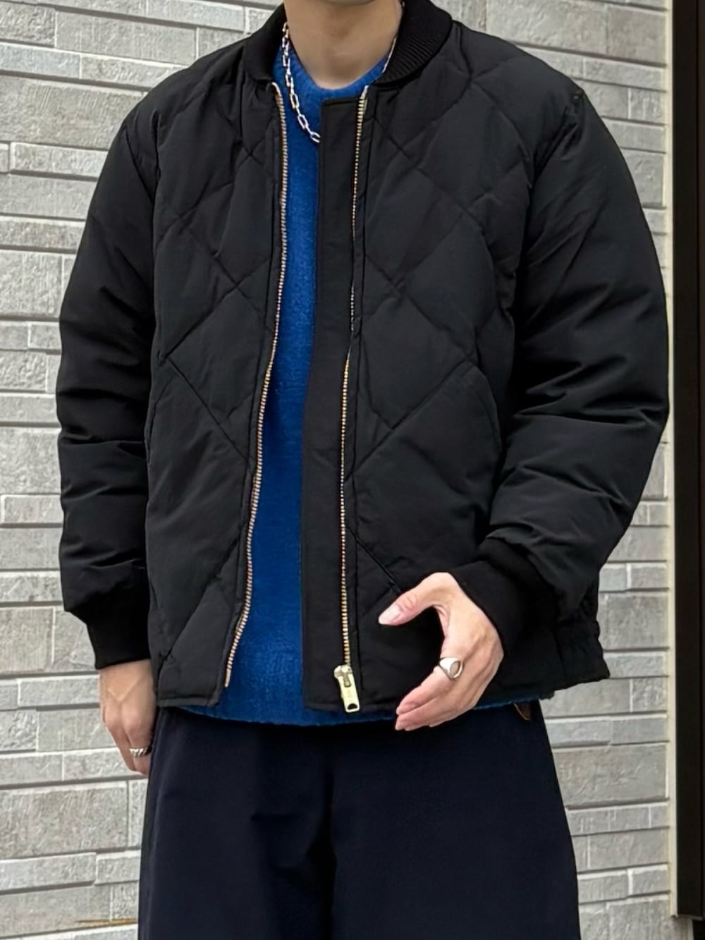 ブラック系のダウンジャケット/コート、ブラック系のシューズを着用したメンズの冬コーディネートの3枚目の写真