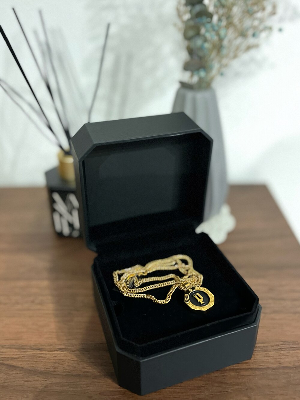 ホワイト系のTシャツ/カットソー、ブラック系のバックパック/リュック、ブラック系のデニムパンツを着用したメンズの冬コーディネートの2枚目の写真