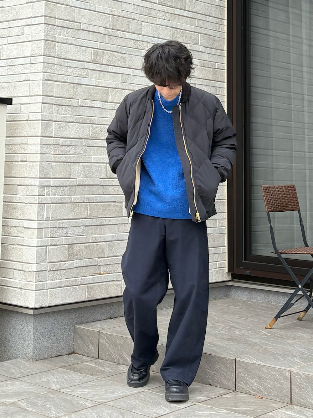 ブラック系のダウンジャケット/コート、ブラック系のシューズを着用したメンズの冬コーディネートの2枚目の写真