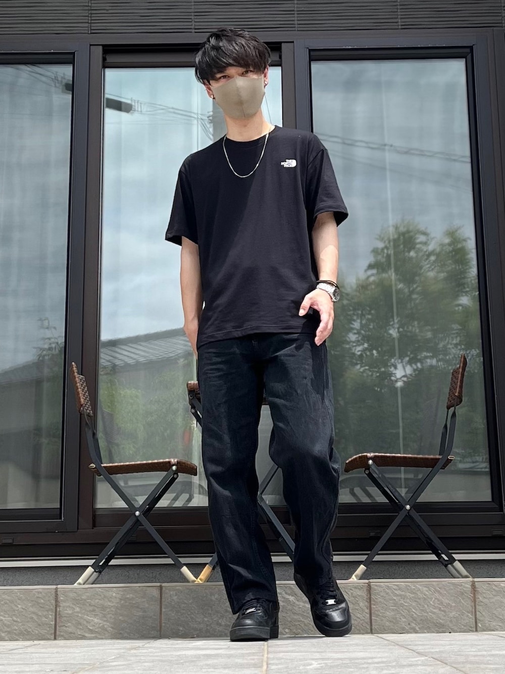 「このスタイルがお気に入り、夏コーデ、休日コーデ、休日スタイル、きれいめカジュアル、モノトーン、ストリート、ワントーンコーデ、UNIQLO、デニム、THE NORTH FACE、夏だ！Tシャツ着よう！、お出かけコーデ、スニーカー、NIKE」｜「THE NORTH FACEのアイテム（Tシャツ/カットソー、ブラック系）」を使った、たけるさん（メンズ・172cm）の夏コーディネートの2枚目の写真