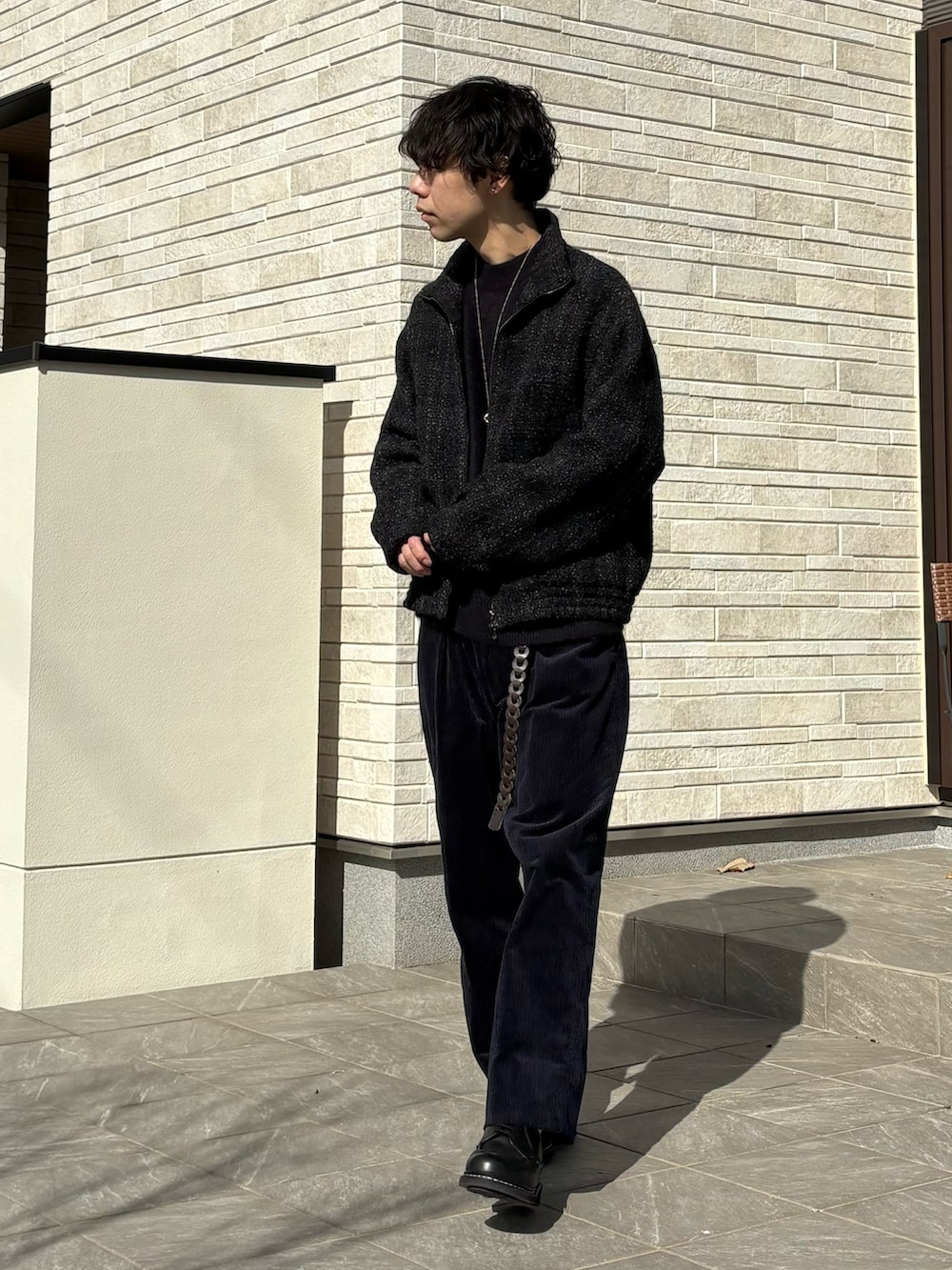 ブルー系のブルゾン、ブルー系のニット/セーター、ブルー系のパンツを着用したメンズの冬コーディネートの2枚目の写真