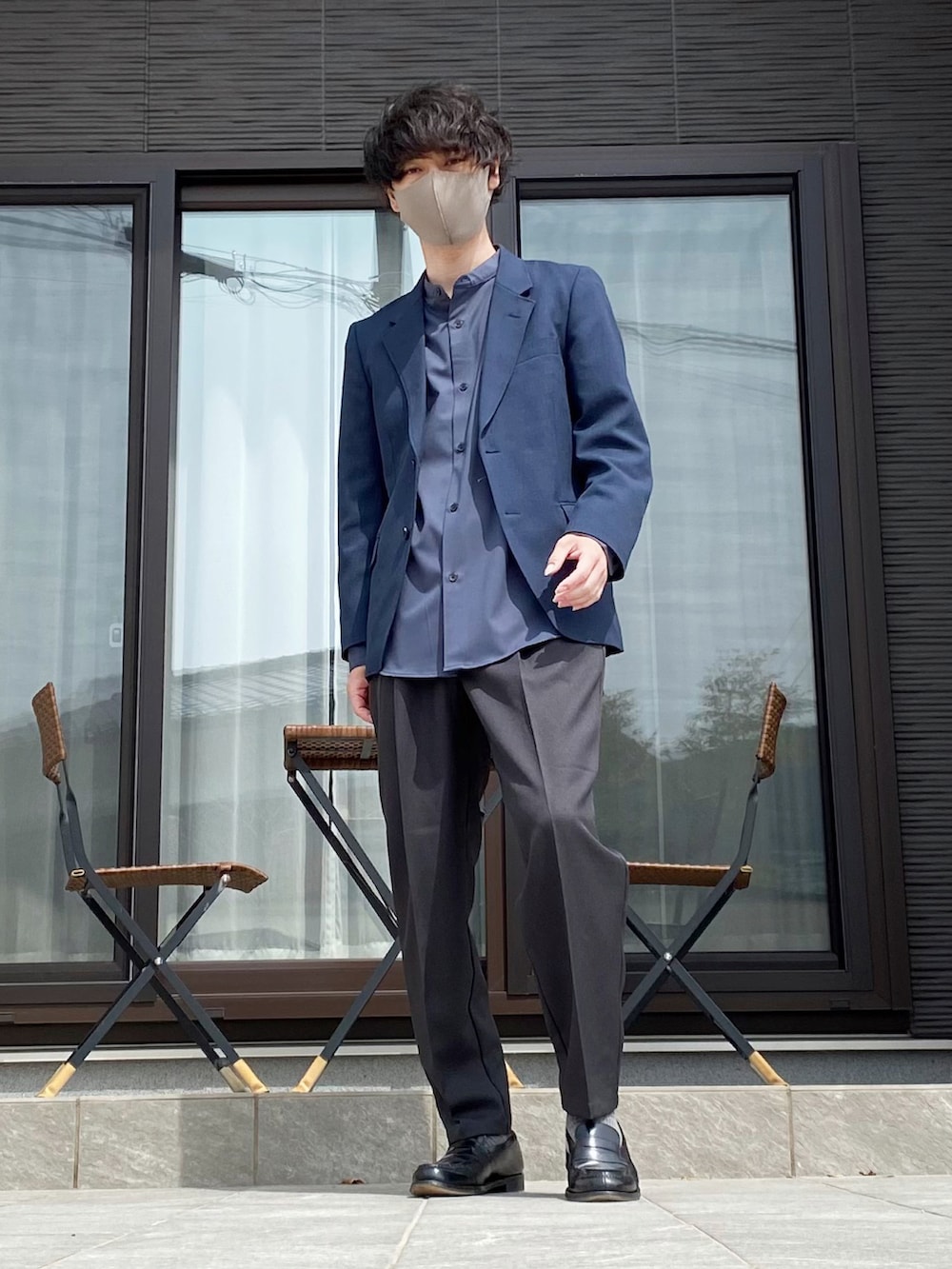 ブルー系のその他アウター、ブルー系のシャツ/ブラウス、グレー系のセットアップを着用したメンズの春コーディネートの2枚目の写真
