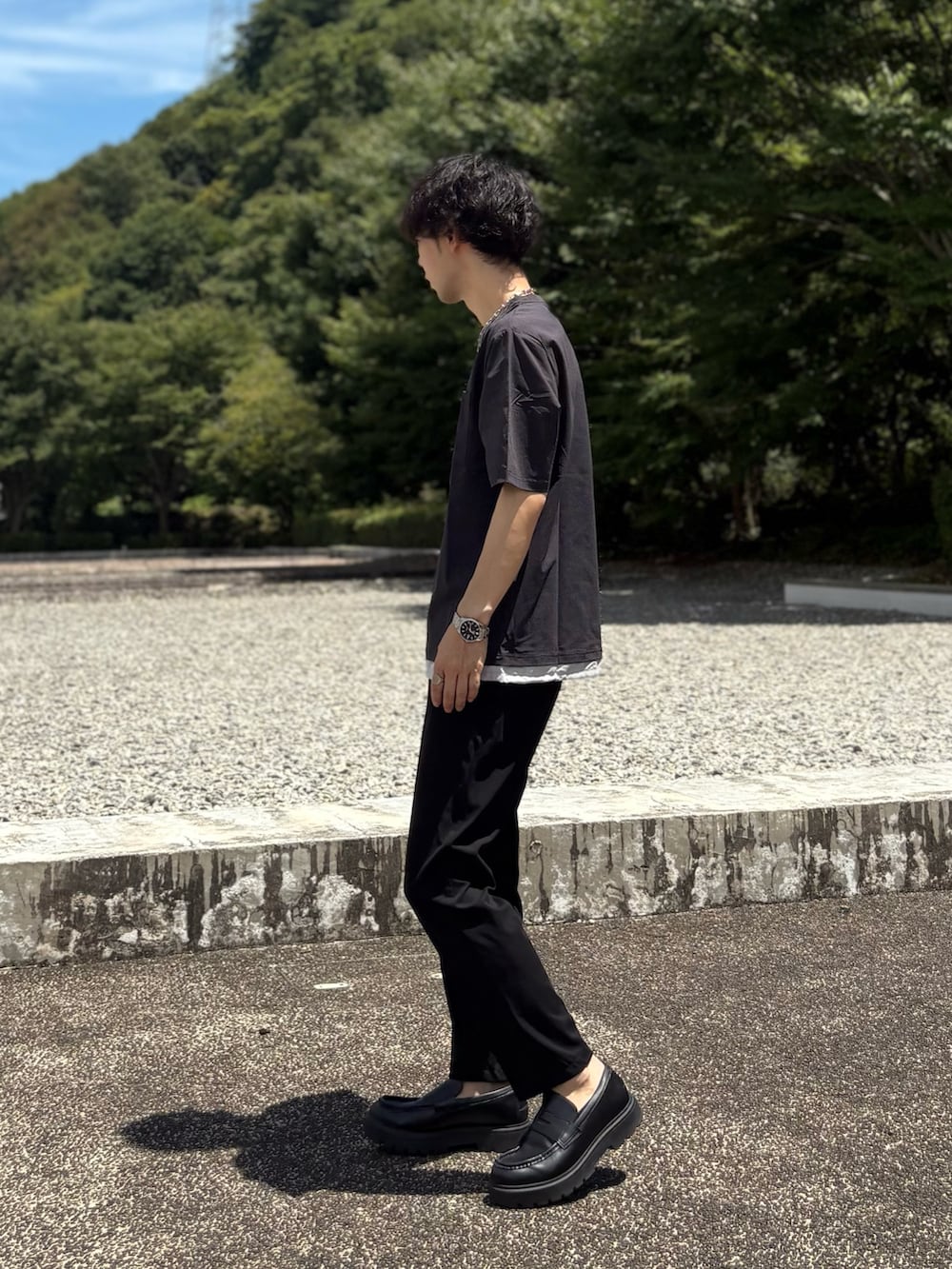 ブラック系のTシャツ/カットソー、ブラック系のその他パンツを着用したメンズの夏コーディネートの3枚目の写真