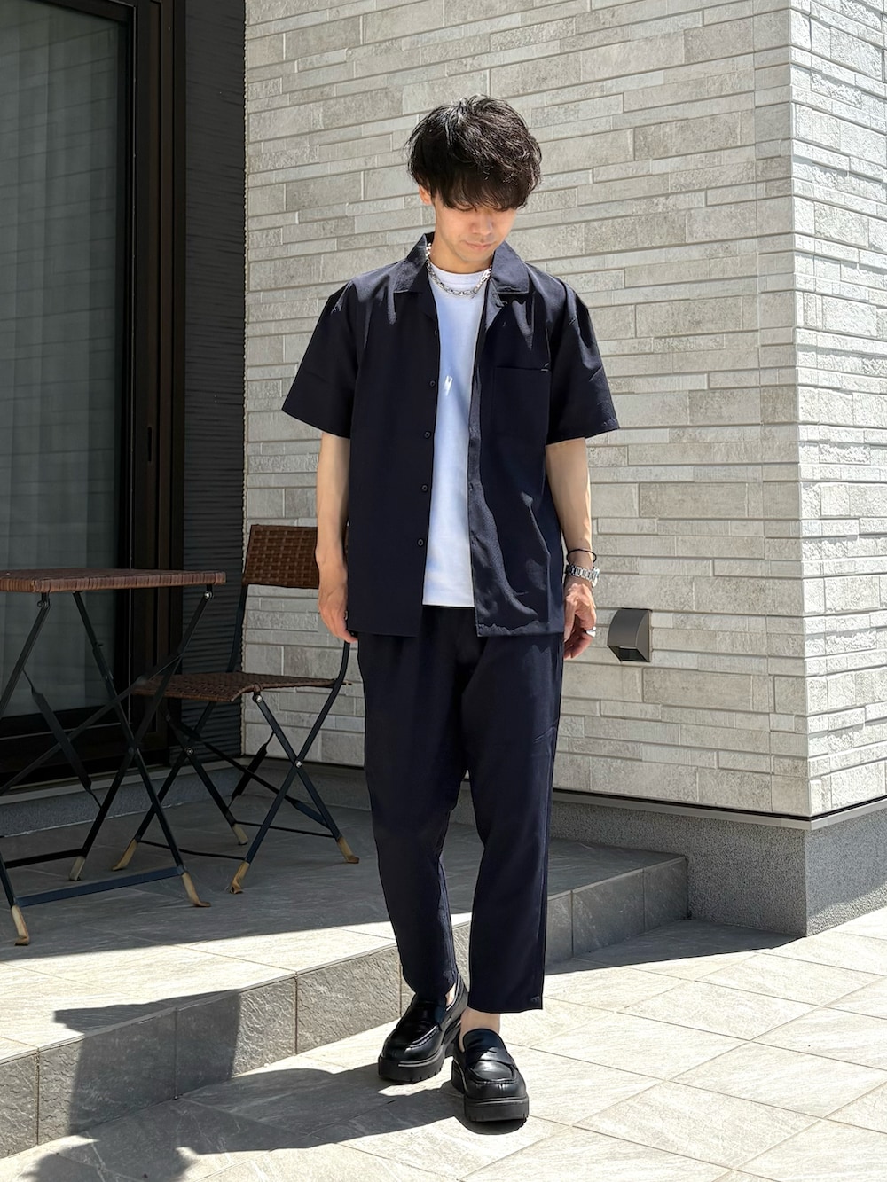 ブルー系のシャツ/ブラウス、ホワイト系のTシャツ/カットソー、ブルー系のその他パンツを着用したメンズの春コーディネートの2枚目の写真