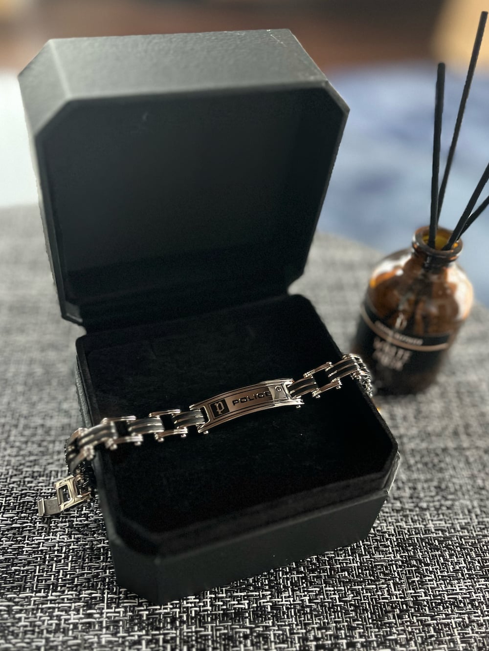 ホワイト系のカーゴパンツ、ブラック系のTシャツ/カットソー、ブラック系のドレスシューズを着用したメンズの夏コーディネートの3枚目の写真