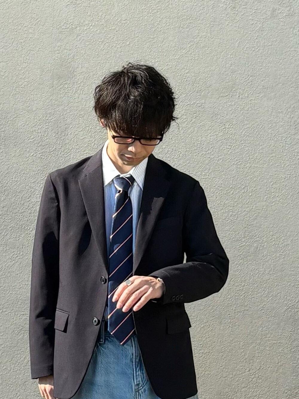 ブルー系のジャケット/アウター、ブルー系のネクタイ、ブルー系のシャツ/ブラウスを着用したメンズの冬コーディネートの4枚目の写真